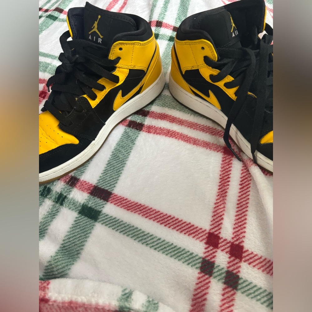 Nike air Jordan 1 mid “reverse new love” almost brand new size 5.5y